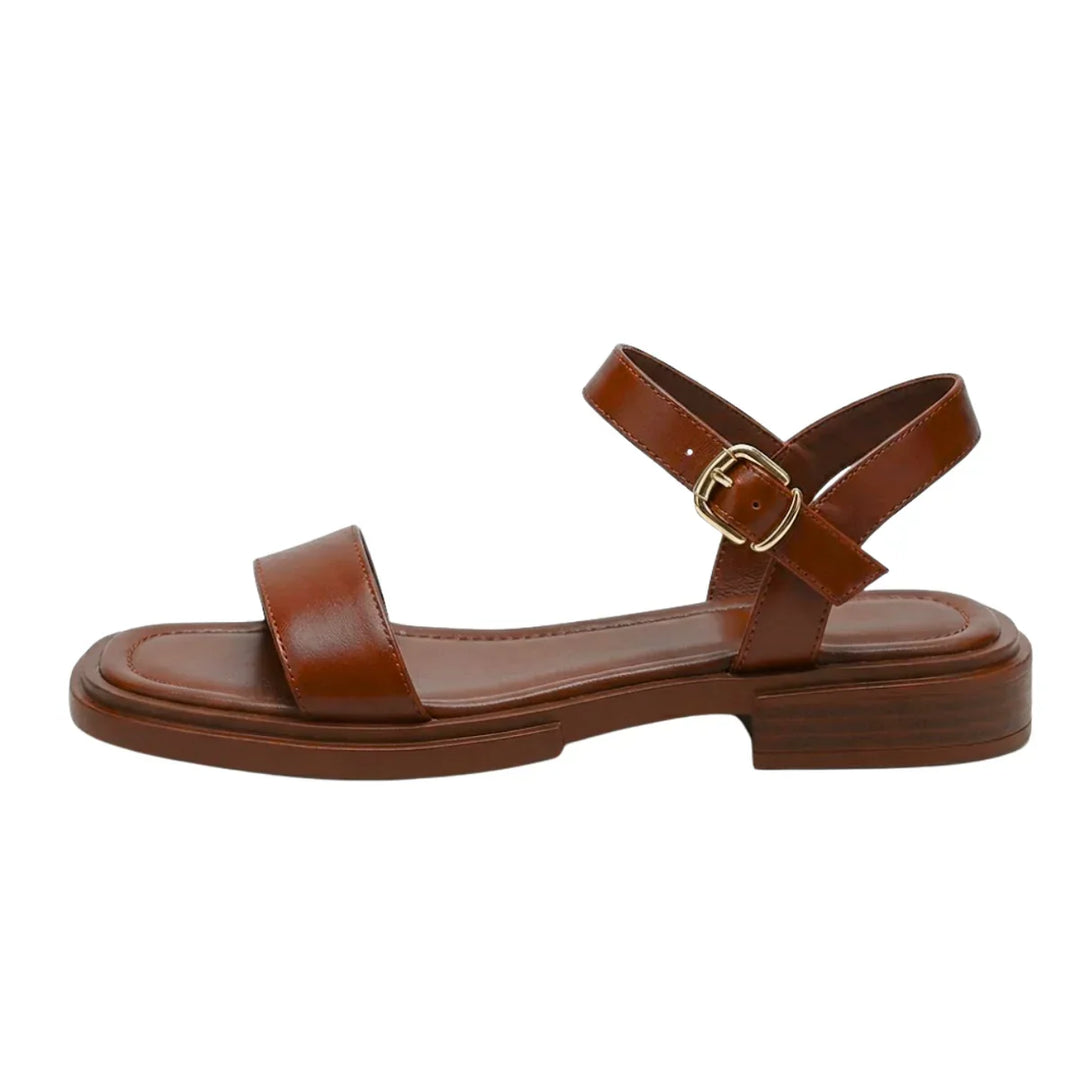Lightweight women's flats, adjustable strap sandals for a relaxed summer look and all-day comfort.