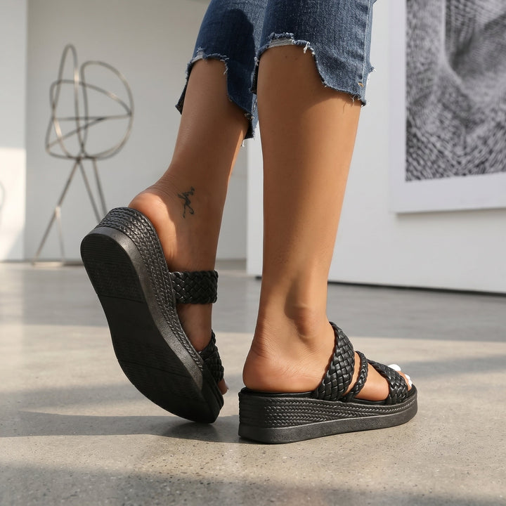 Women's braided comfort sandals, essential summer footwear for a relaxed style.