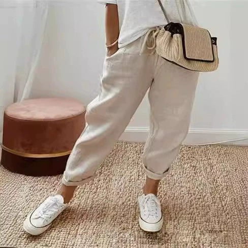 Comfortable women's bottoms: versatile chinos with elastic waist for seamless wear.