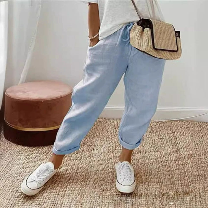 Everyday women's pants: comfortable chinos with an elastic waist for all sizes.
