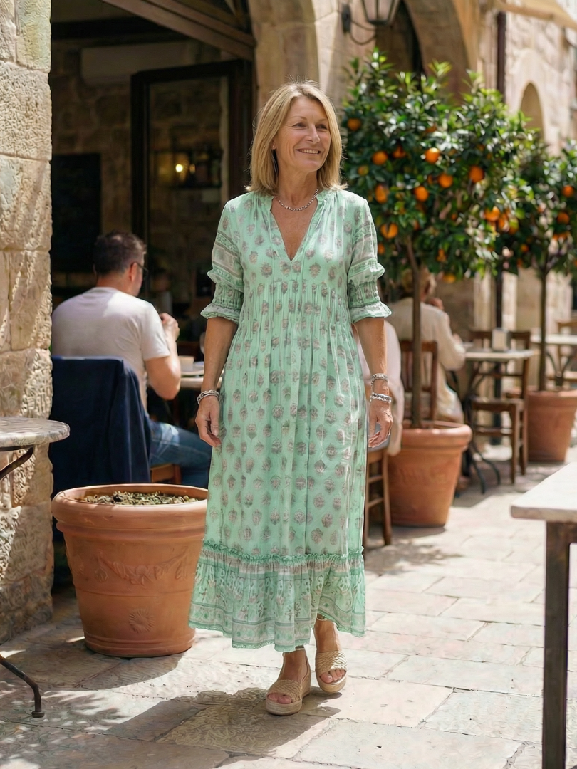 Women's floral garden market dress. Casual, comfortable, knee-length, 3/4 sleeves. Ideal for spring and summer days.