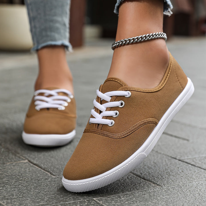 Comfortable women's low canvas lace-up sneakers, ideal for casual outfits and everyday adventures.