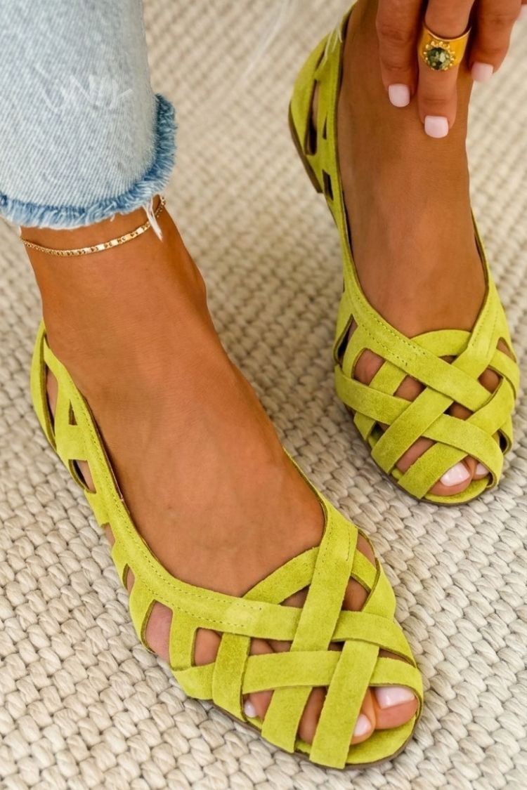 Chic open toe women's flat sandals with supportive cross straps, great for casual elegance.