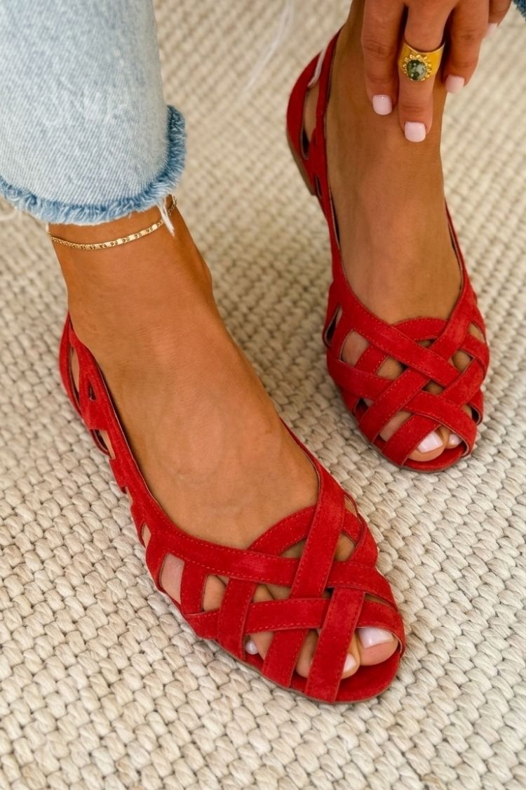Durable women's everyday flat sandals, open toe and comfortable cross-strap design.