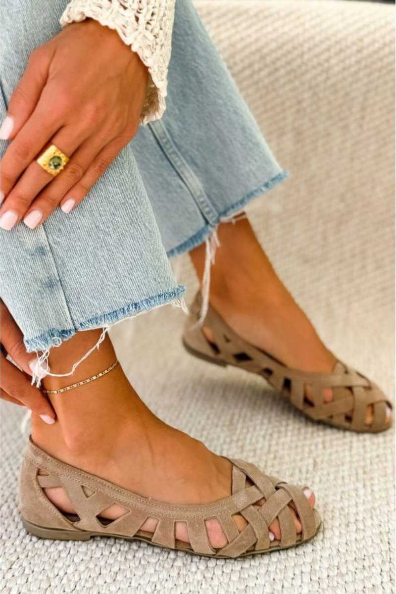 Versatile women's flat sandals: open toe, cross-strap, ideal for summer, comfort focused.