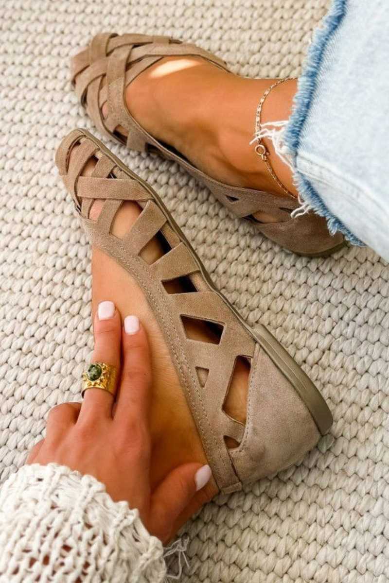 Relaxed women's flat sandals featuring an open toe and easy-to-wear cross straps for comfort.