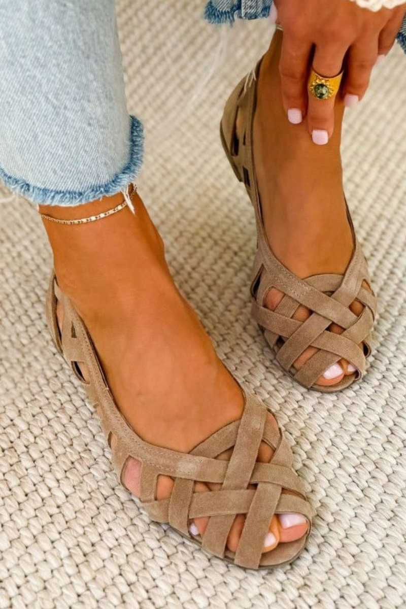 Flat women's sandals with open toe and stylish cross straps, ideal for everyday comfort.