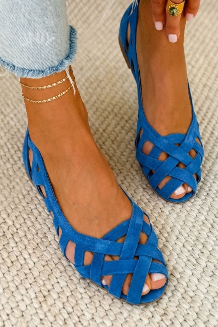 Comfortable women's summer sandals, flat with an open toe and trendy cross-strap detail.