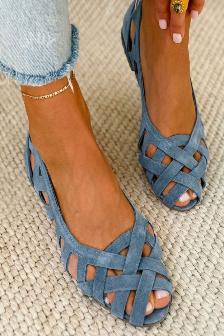 Women's fashion flat sandals: open toe design with comfortable cross straps for casual outings.