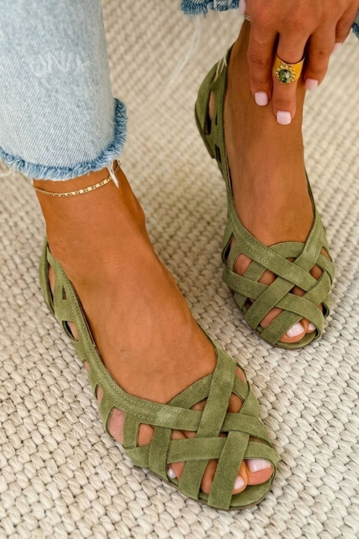 Lightweight women's flat cross-strap sandals, open toe for ultimate summer comfort.