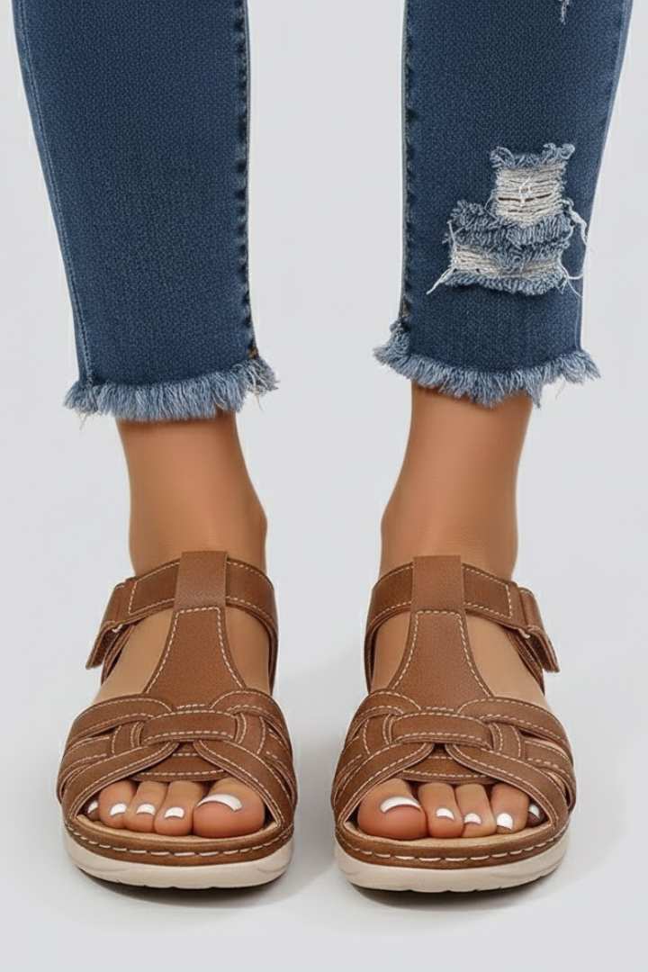 Elegant women's flat sandals with open toe straps, ideal for versatile summer style and warm weather.