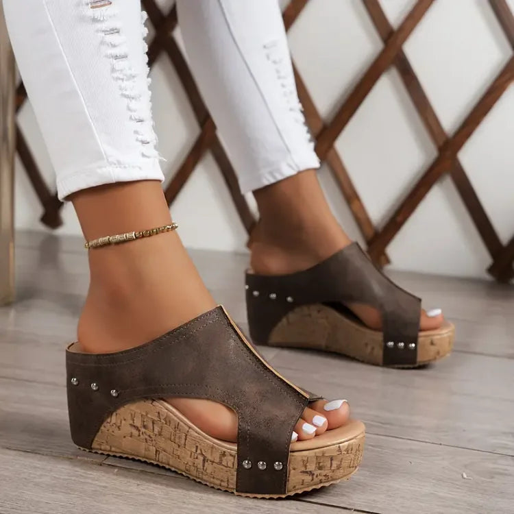 Comfortable women's open-toe wedge sandals, offering orthopedic support for everyday wear.