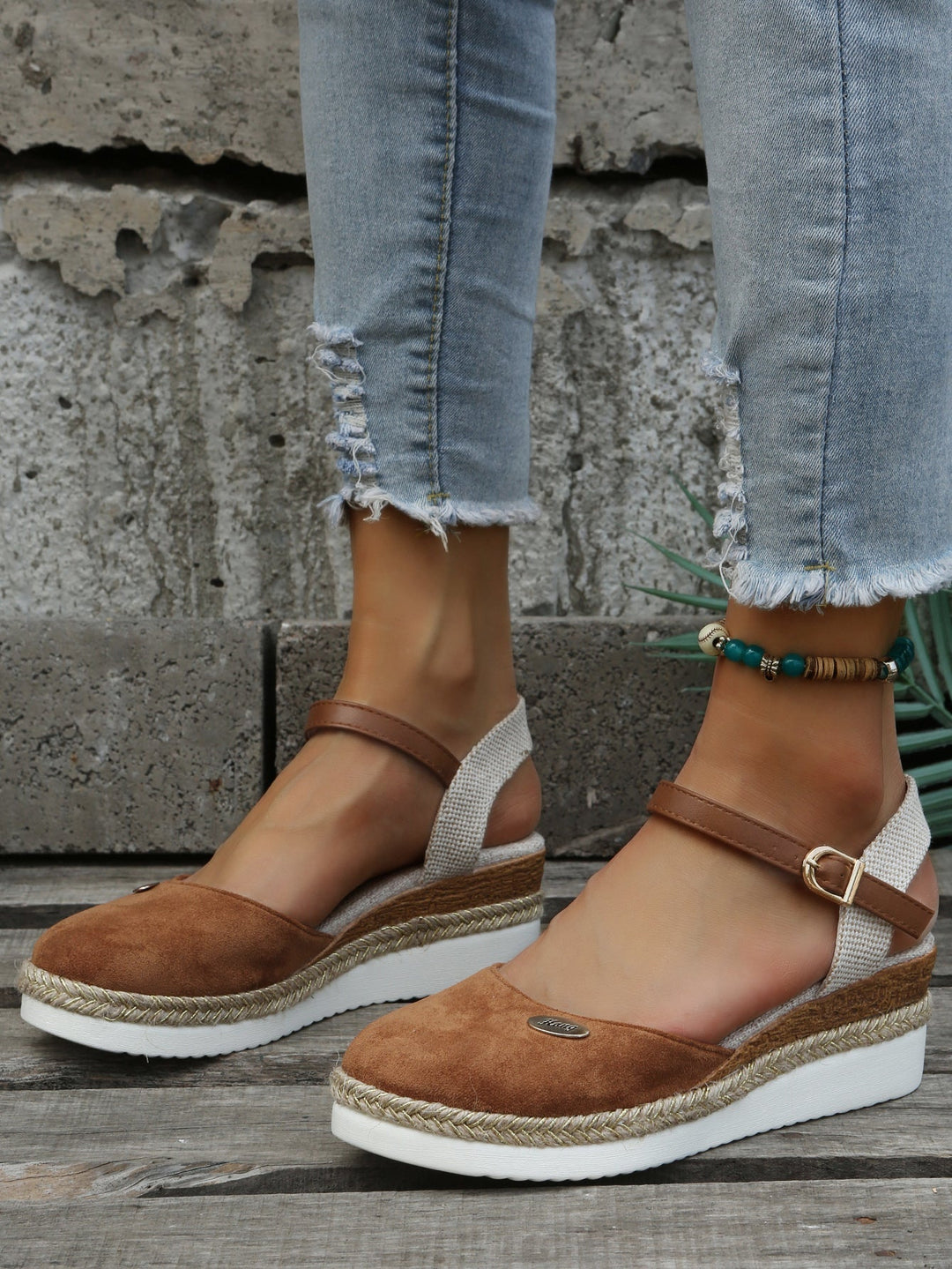 Women's comfortable orthopedic woven sandals with cushioned arch support, perfect for summer casual wear.