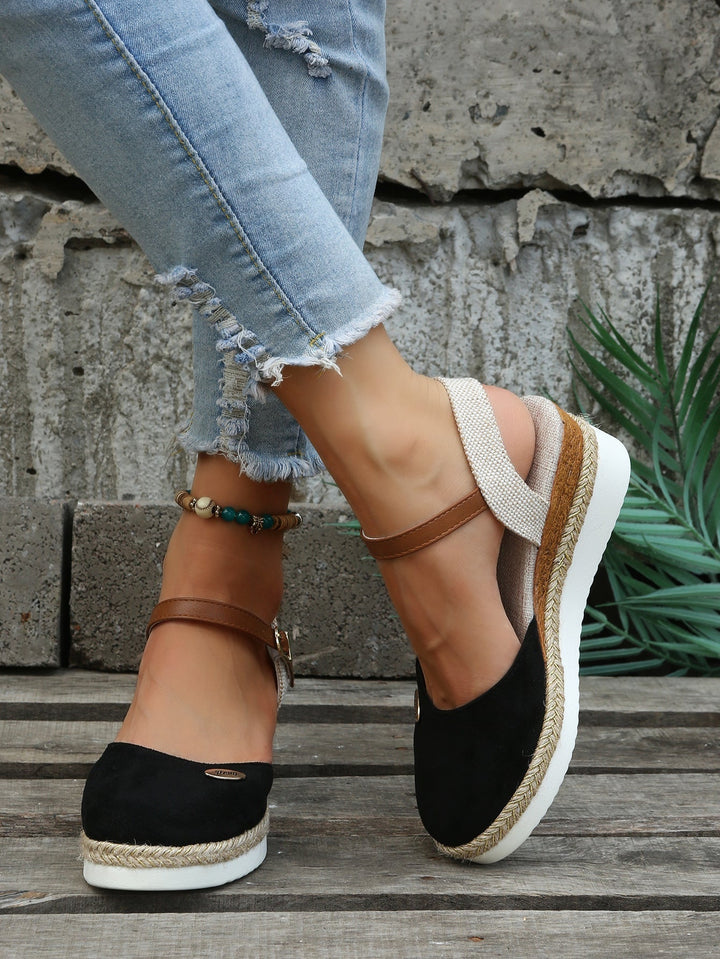 Stylish women's woven orthopedic sandals providing ultimate comfort & supportive cushioning for all-day wear.