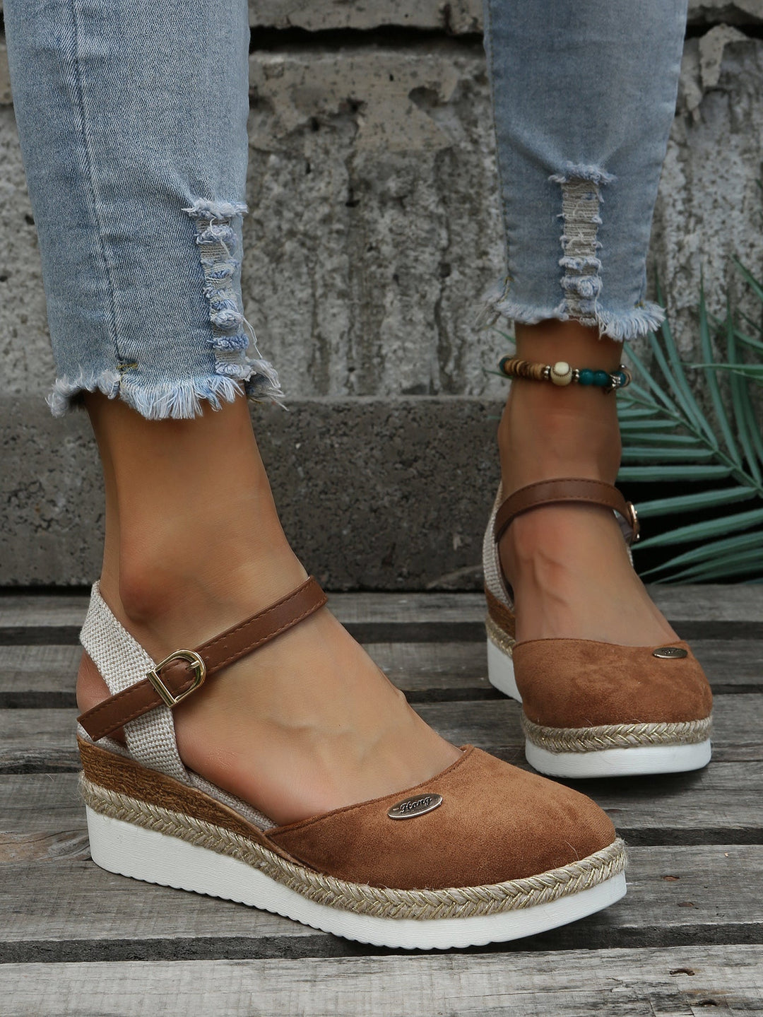 Casual women's woven sandals featuring orthopedic comfort & arch support, ideal for warm weather footwear.