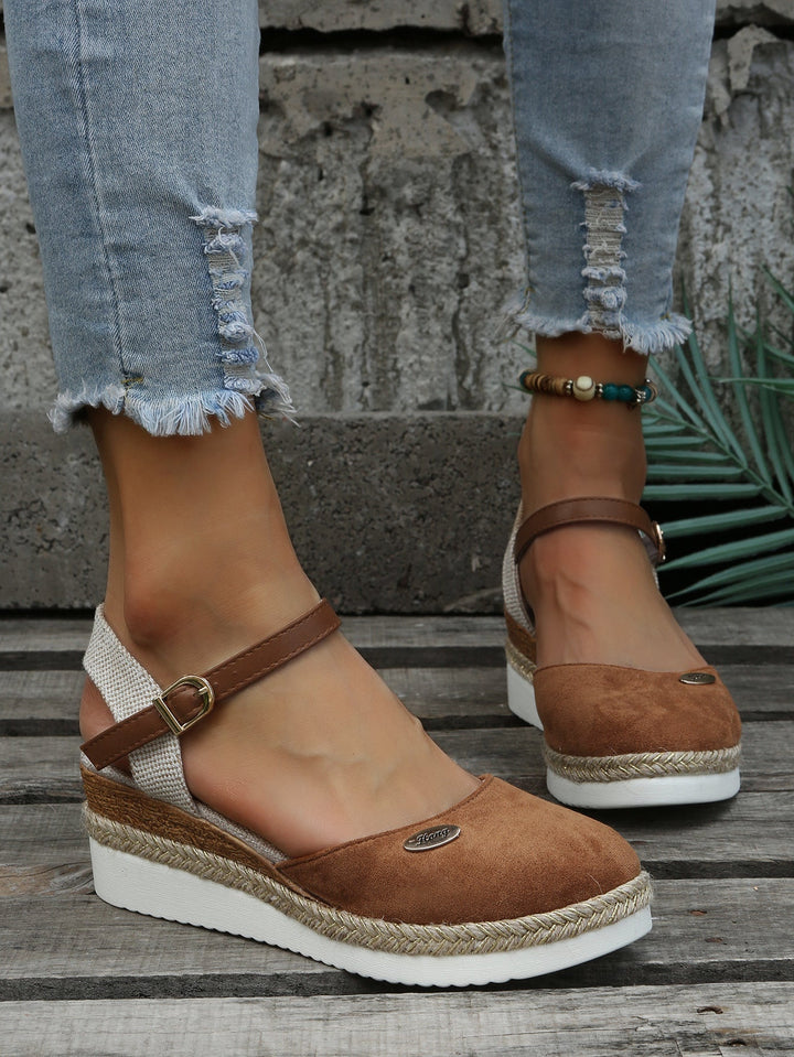 Casual women's woven sandals featuring orthopedic comfort & arch support, ideal for warm weather footwear.