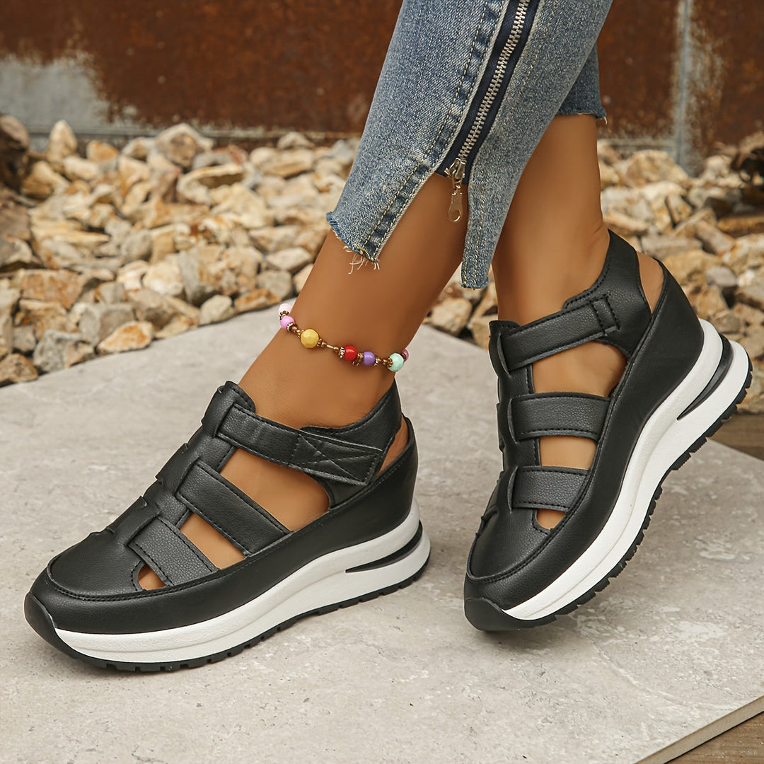 Stylish women's platform sandals, round toe, ideal for comfortable everyday summer walking.