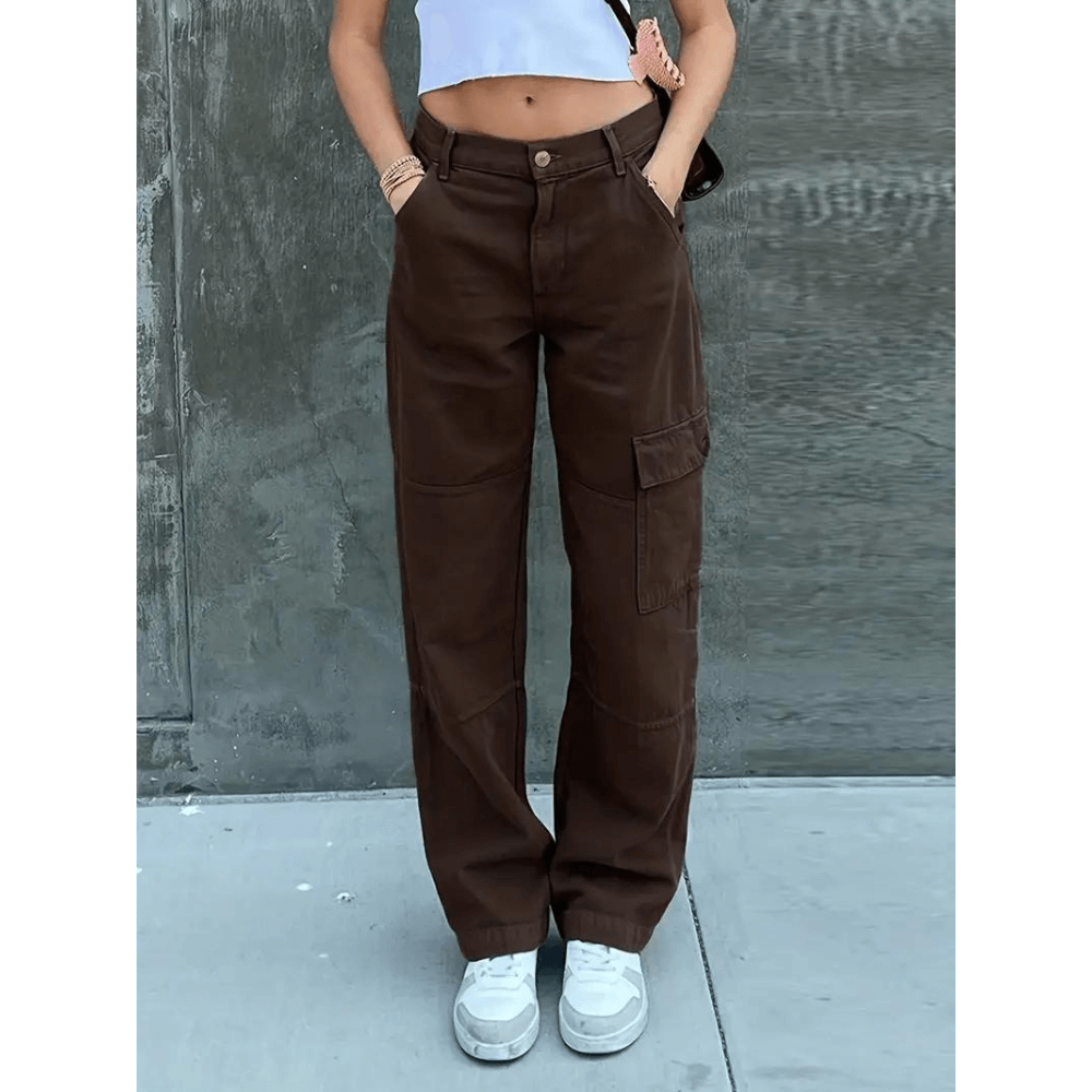 Women's comfortable relaxed-fit cargo trousers, versatile for everyday style.