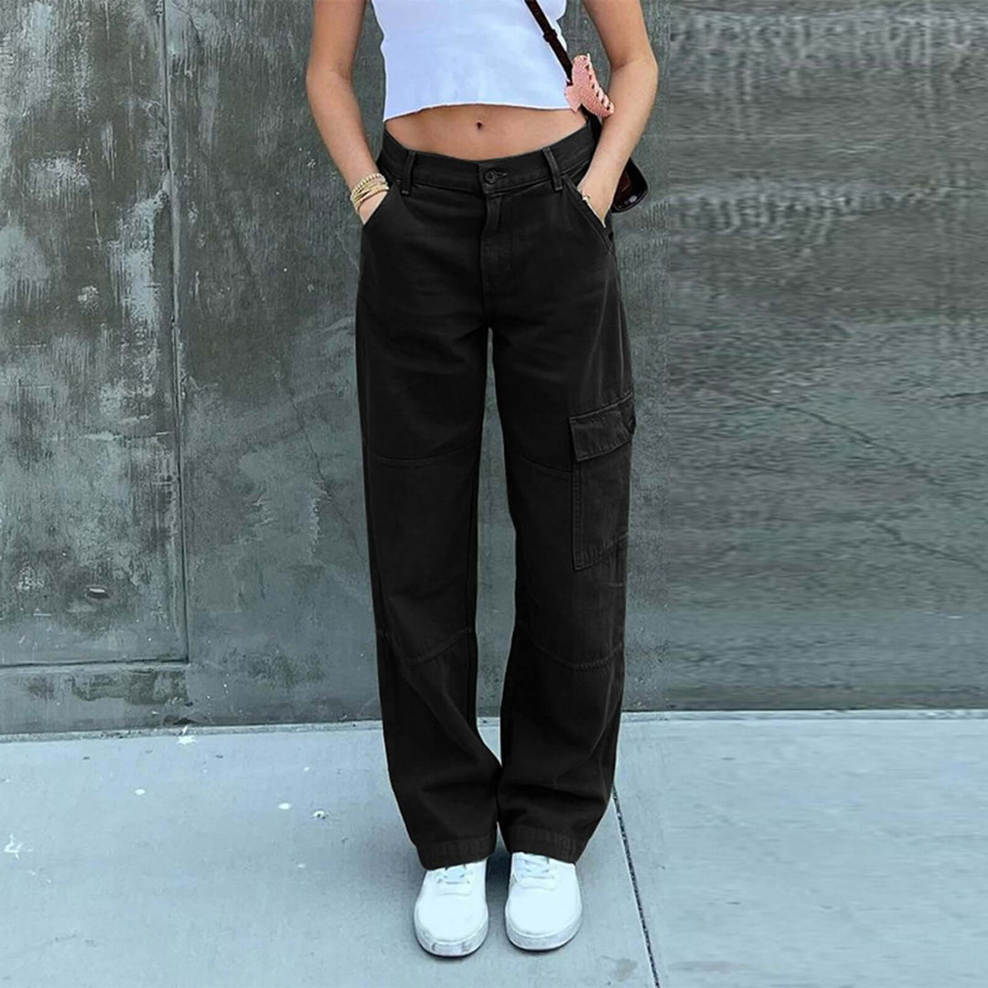 Modern women's comfortable cargo trousers, utility pants for effortless and casual style.