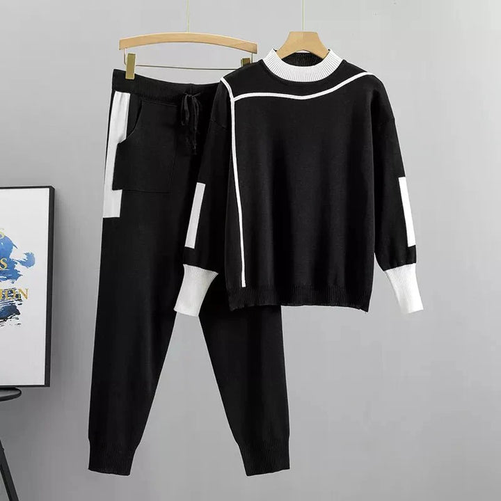 Stylish women's two-piece jogger set. Cozy long sleeve top and matching comfortable joggers for relaxation.