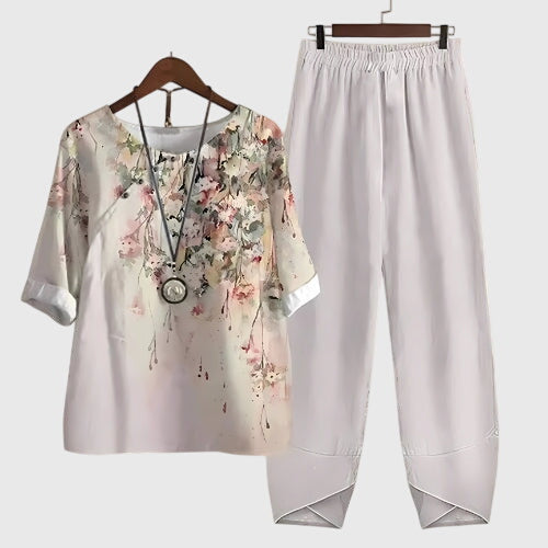 Summer fashion women's two-piece set. Breathable top and pants for a relaxed casual look.