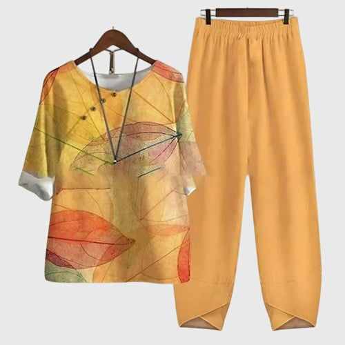 Comfortable women's two-piece set, ideal stylish lounge wear. Relaxed fit for daily casual outfits.