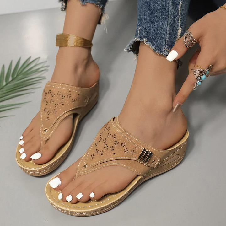 Casual women's wedge sandals with excellent arch support, perfect for comfortable summer daily wear.