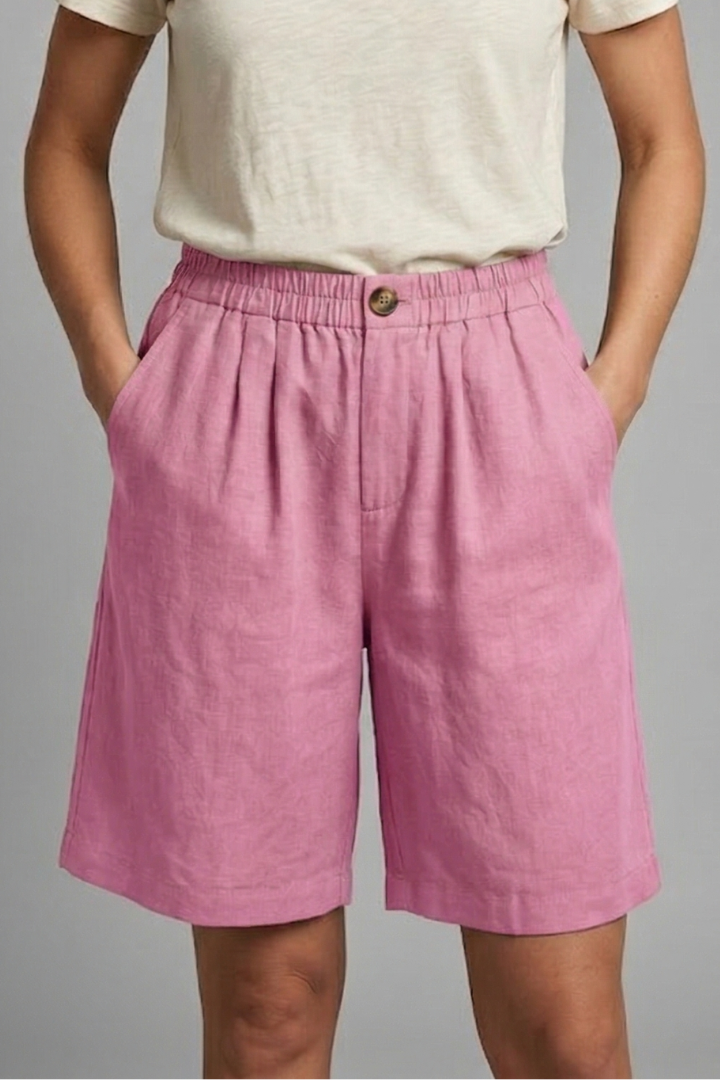Women's casual elastic waist shorts, designed for comfort with convenient side pockets.