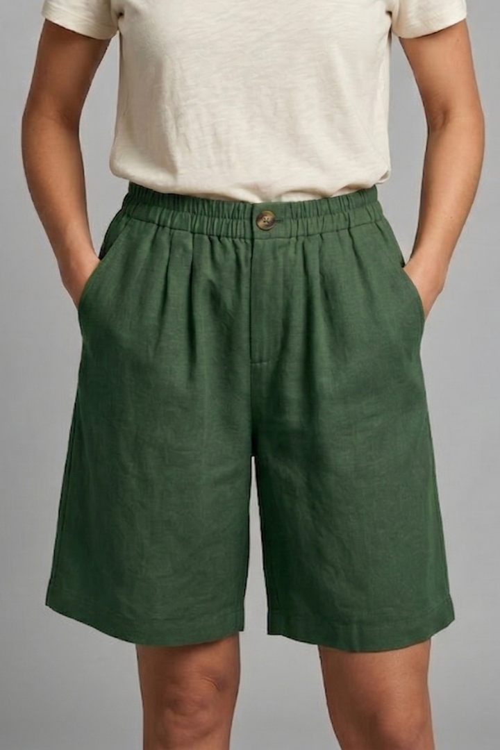 Fashionable women's shorts, elastic waist, side pockets, for a relaxed yet chic look.
