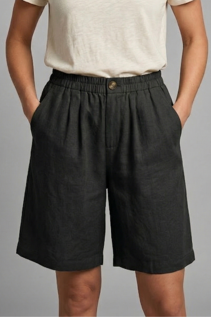 Women's mid-length shorts with elastic waist and side pockets for casual comfort.