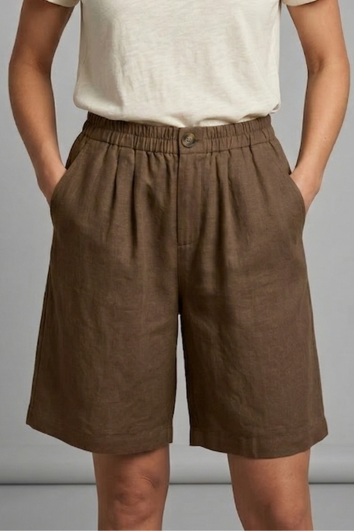 Relaxed women's shorts, elastic waist, side pockets, combining comfort with modern style.