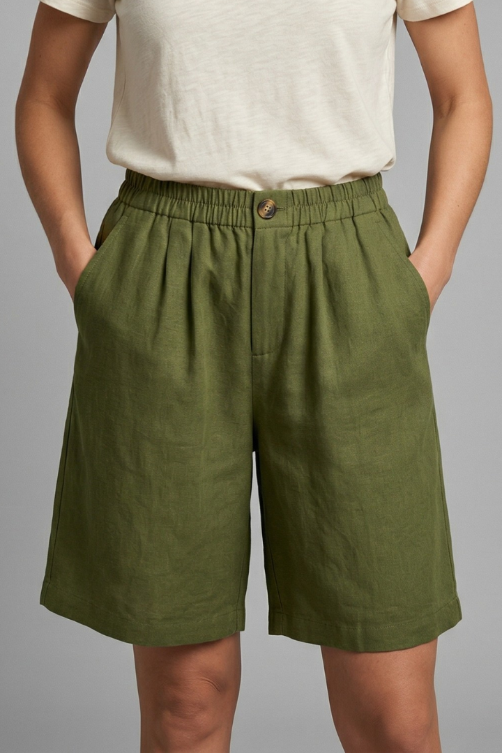 Summer-ready women's casual shorts with an elastic waist & practical side pockets.