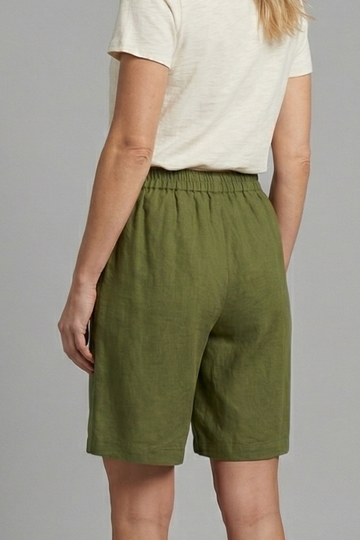 Stylish women's mid-length shorts with elastic waist & pockets for modern casual fashion.