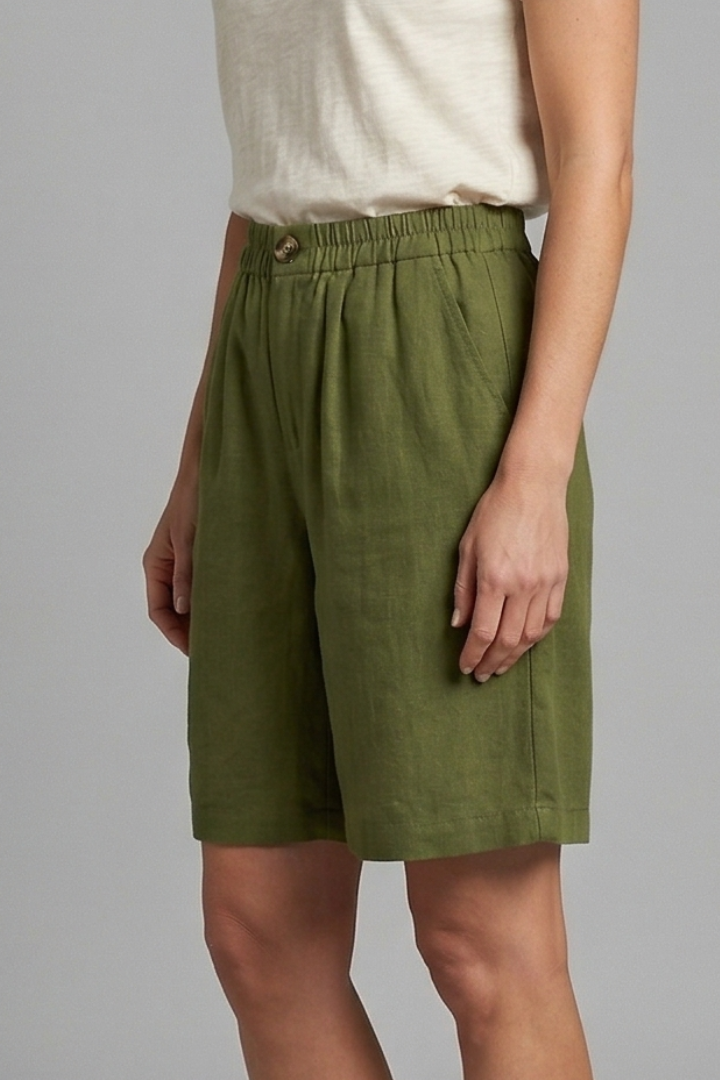 Women's activewear shorts featuring a comfortable elastic waist and convenient side pockets.