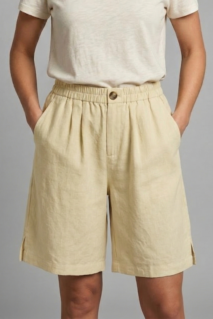 Versatile women's elastic waist shorts with side pockets, perfect for summer activewear & casual style.