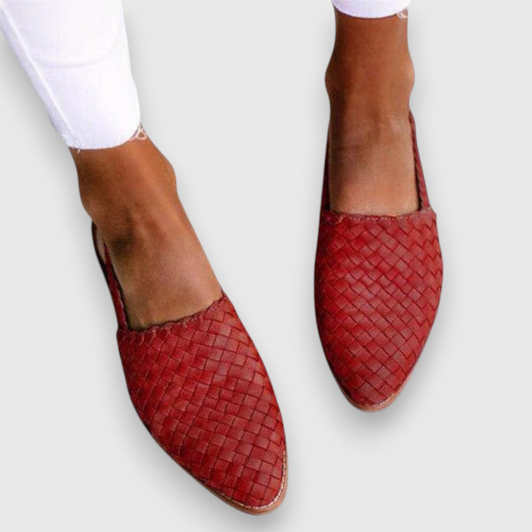 Stylish women's slip-on sandals featuring an open-toe design & ergonomic arch support for everyday comfort.