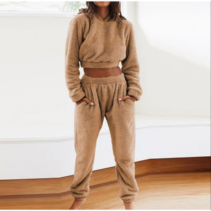 Stay warm and stylish in this women's fleece hoodie and pants lounge set.