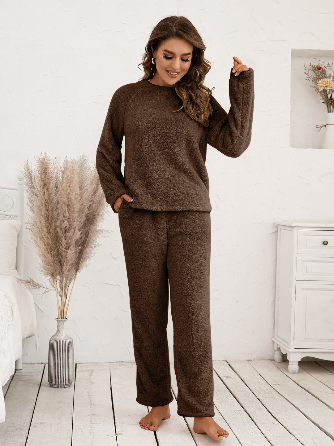 Elegant and cozy women's sleepwear set in fleece material