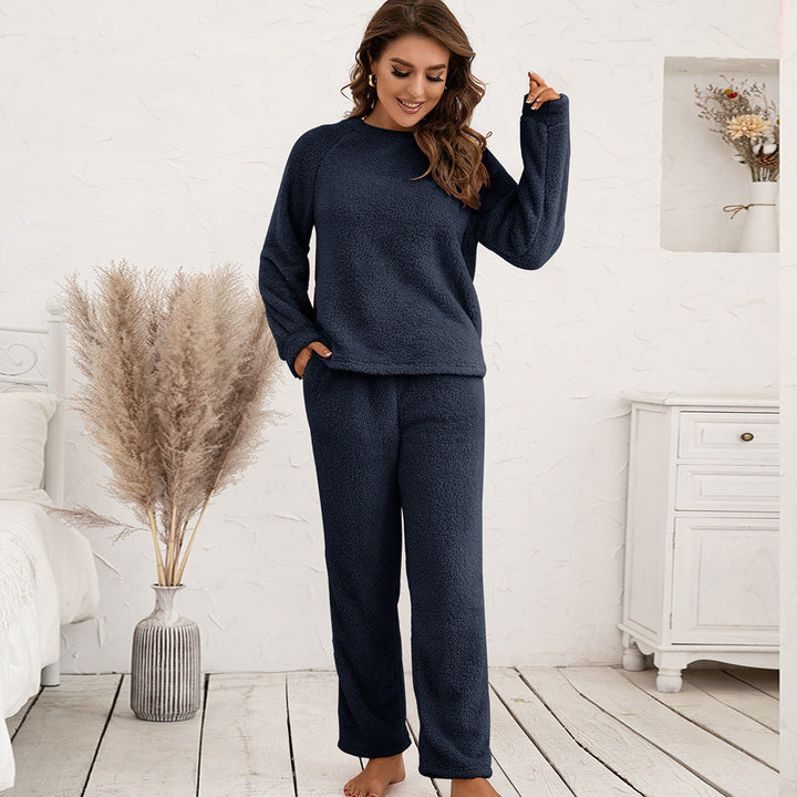 Comfortable and stylish fleece pajama set for women's winter wear