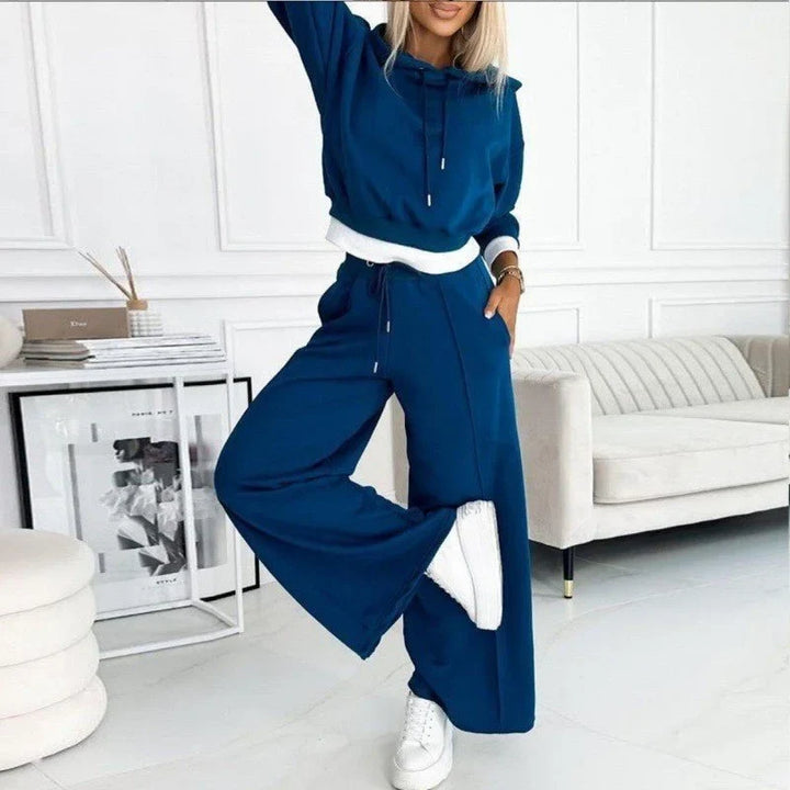 Luxuriously soft women's cozy set with an oversized hoodie and flowing wide-leg pants. Ultimate comfort loungewear.