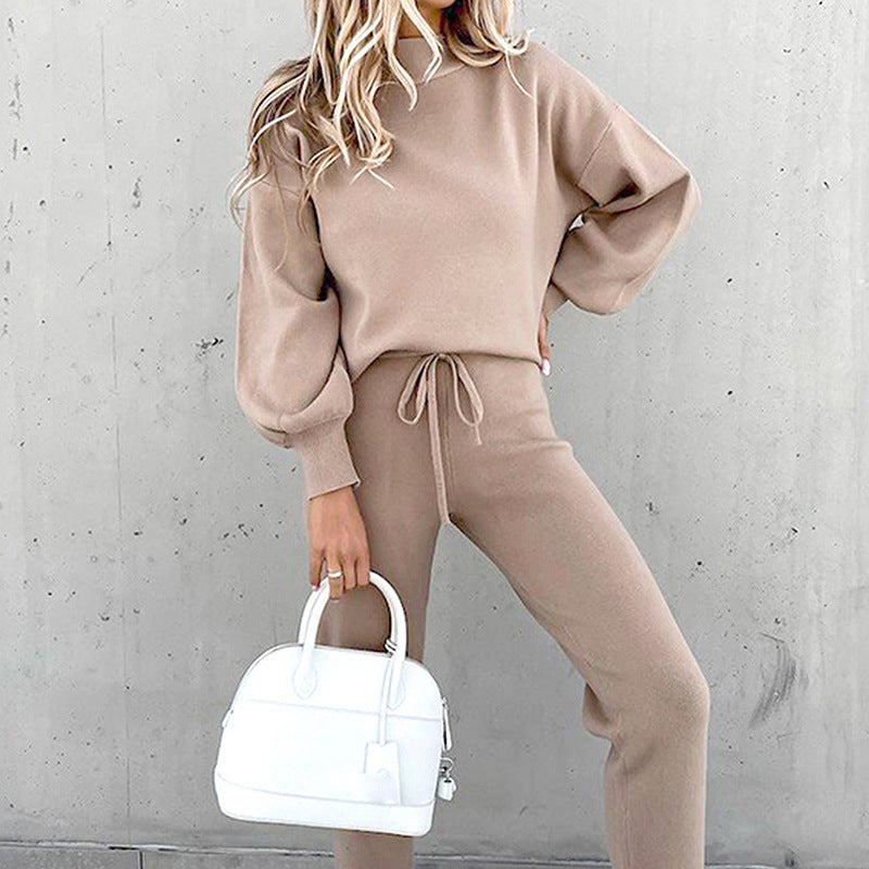 Casual women's lounge set: cozy sweater & pants with adjustable drawstring waist for perfect fit.