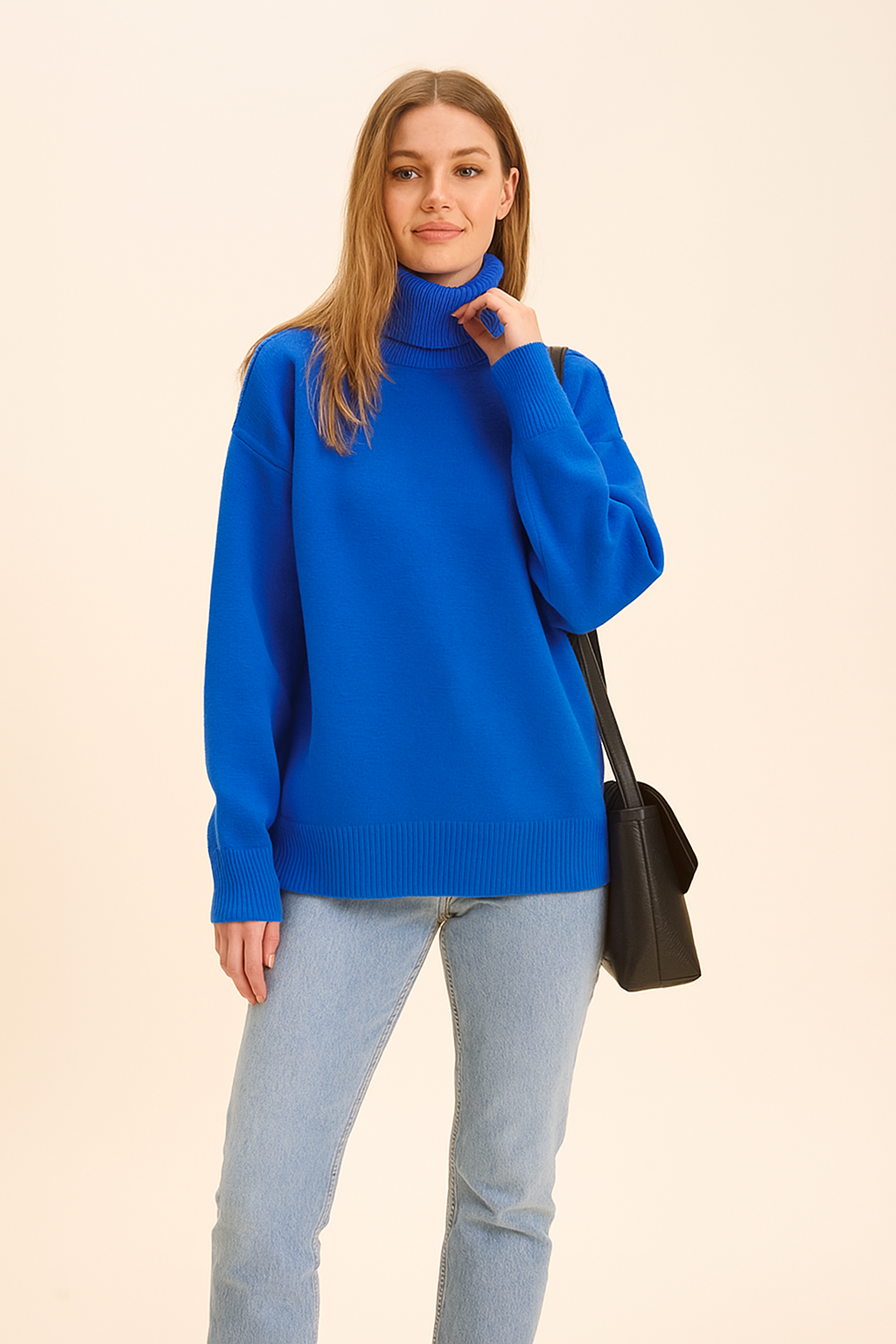 Chic women's oversized turtleneck sweater. Effortless casual style, versatile for daily outfits.