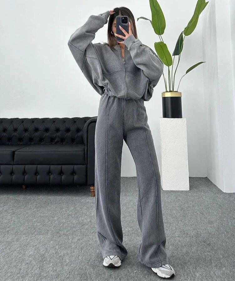Women's cozy loungewear set in soft fabric, perfect for stylish and comfortable everyday relaxation.