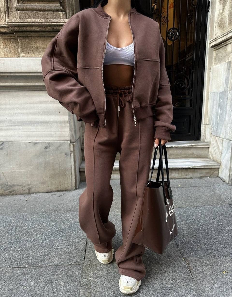 Ultra-comfortable women's loungewear set, a cozy and stylish outfit perfect for relaxing at home.