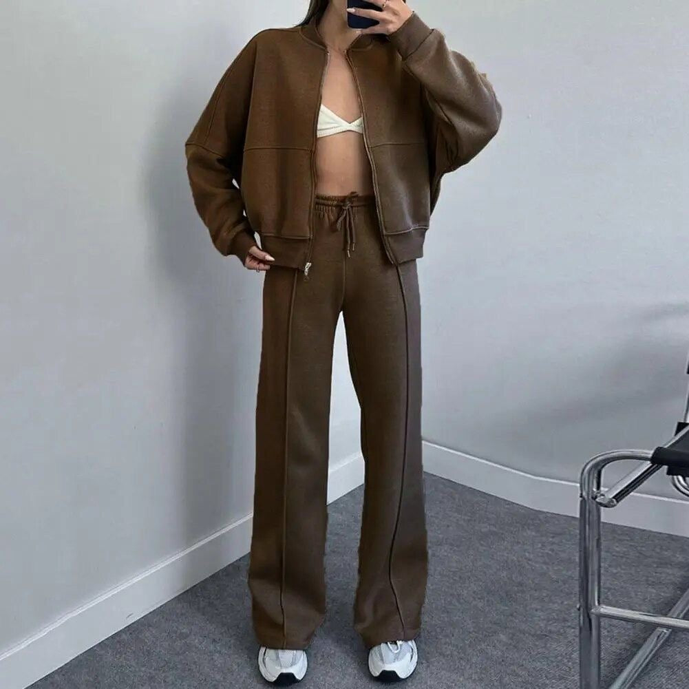 Fashionable women's cozy set, a versatile loungewear tracksuit providing comfort and style.