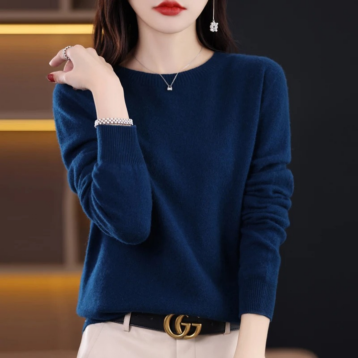 Elegant women's warm sweater, cozy round neck, long sleeve for fall fashion.