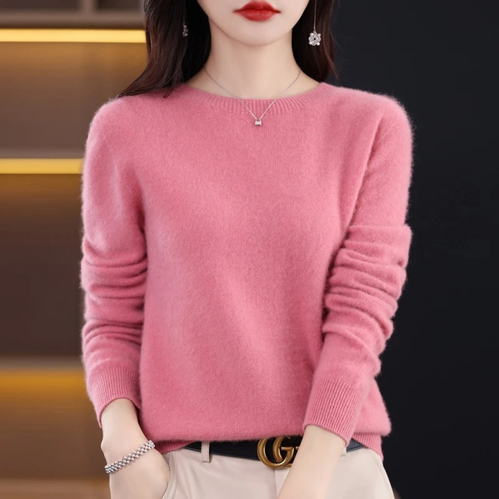 Soft women's round neck pullover, luxury cozy sweater for fall/winter comfort.