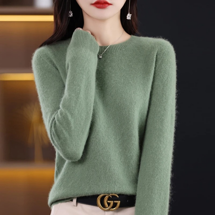 Versatile women's round neck pullover, cozy and elegant for winter comfort.