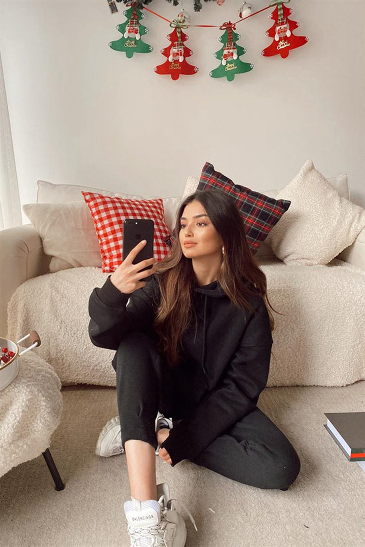 Everyday comfortable women's cozy hoodie & sweatpants set, perfect casual loungewear.