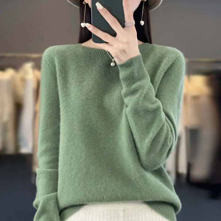 Women's cozy knit O-neck sweater, perfect for casual styling and autumn comfort.